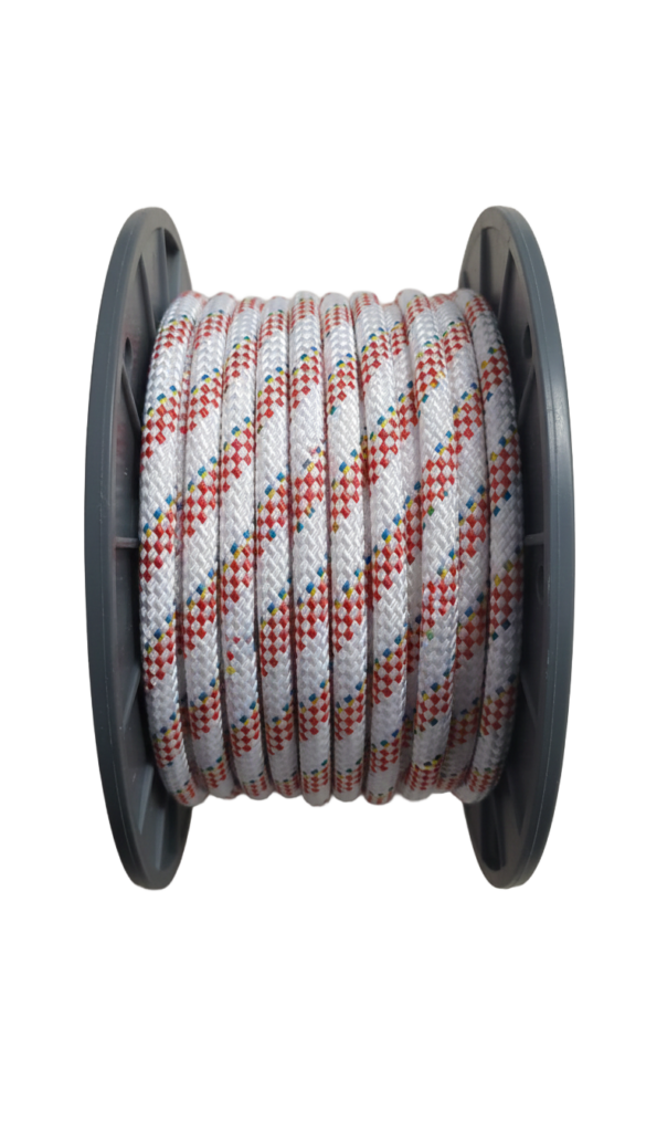 Corda intrecciata colorata avvolta su bobina nera, ideale per applicazioni nautiche e industriali